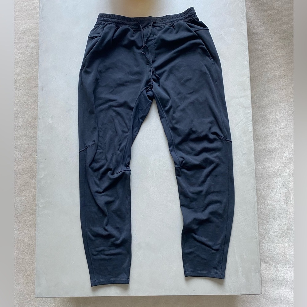 Men’s black fleece lined lululemon joggers